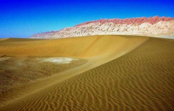 塔克拉瑪干沙漠中其實還有座大山，長四百多里，山色紅白出產瑪瑙