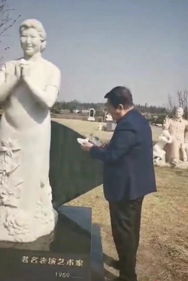 74歲何慶魁墓地祭奠高秀敏！神情哀傷模樣蒼老，細節被贊有情有義