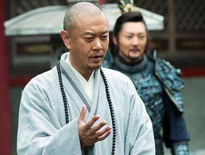 朱元璋偶遇六個道姑追打和尚，探查之後怒道：和尚殺頭，道姑進宮