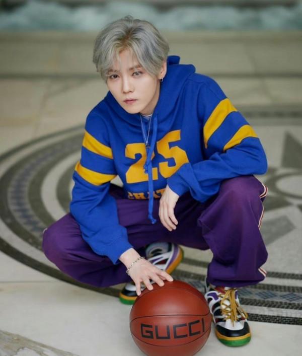 路人偶遇鹿晗踢足球，素顏也好顯眼，狀態優秀完全看不出31歲