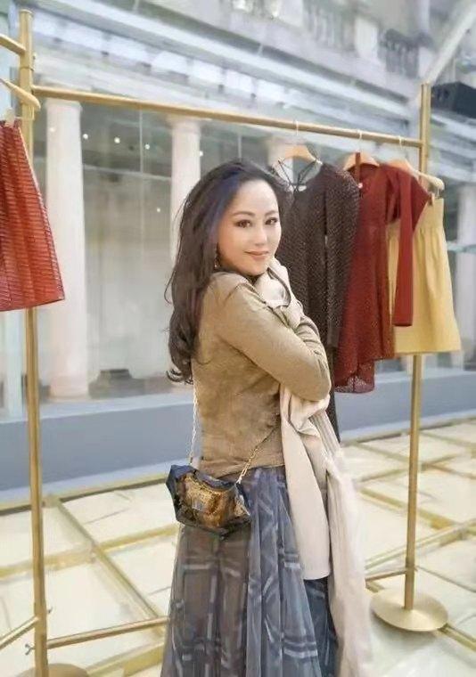 58歲章小蕙依然貴氣十足,時髦穿搭高調又吸睛,氣質拿捏得死死的 58歲章小蕙依然貴氣十足,時髦穿搭高調又吸睛,氣質拿捏得死死的