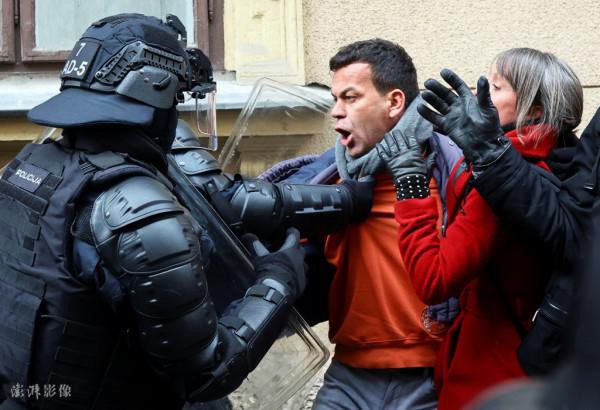 斯洛維尼亞民眾因不滿防疫措施爆發抗議 與警察產生正面衝突