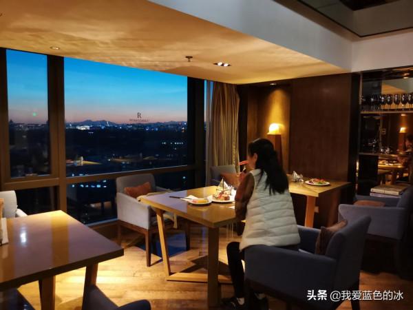 在北京入住的一家酒店的行政酒廊裡，欣賞故宮景色的晚餐