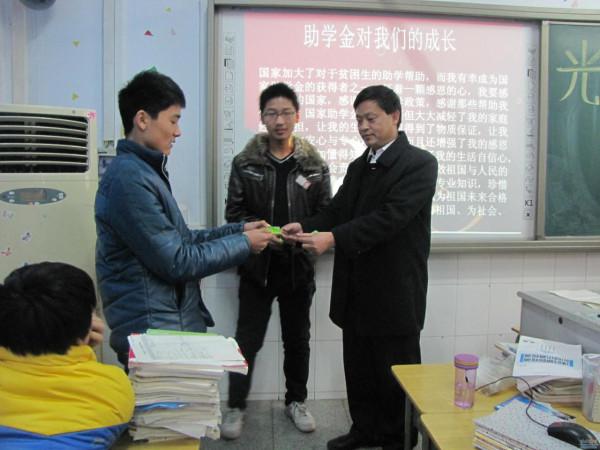 穿3000塊錢鞋的“貧困生”，被取消助學金而感到無辜，心不痛嗎？