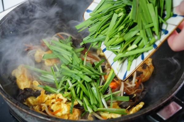 明日立春，記得吃合菜&OpenCurlyDoubleQuote;咬春&rdquo;，6樣食材炒一起，寓意開春全家旺
