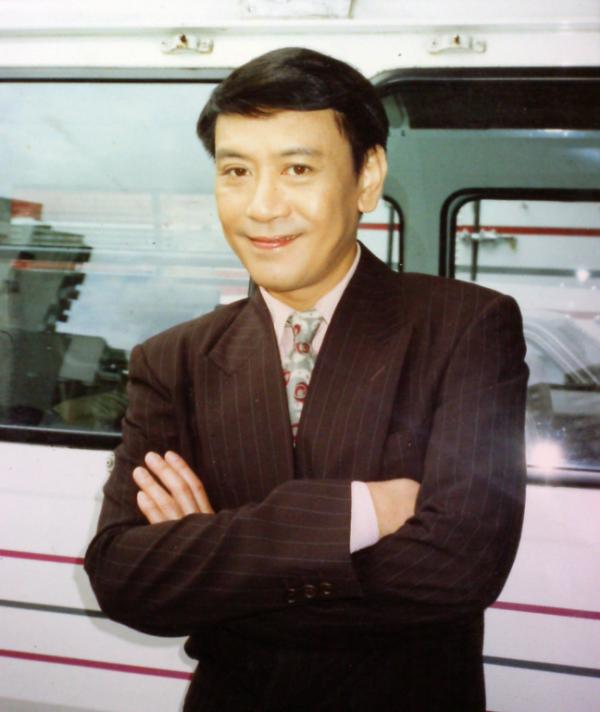 2002年羅文去世,劉鑾雄現身葬禮討債100萬,而張國榮卻為何缺席 2002年羅文去世,劉鑾雄現身葬禮討債100萬,而張國榮卻為何缺席