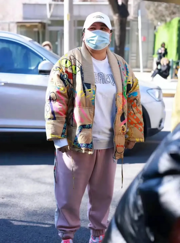 央視春晚第四次聯排：張若昀型男出場，易烊千璽終於穿上厚外套了