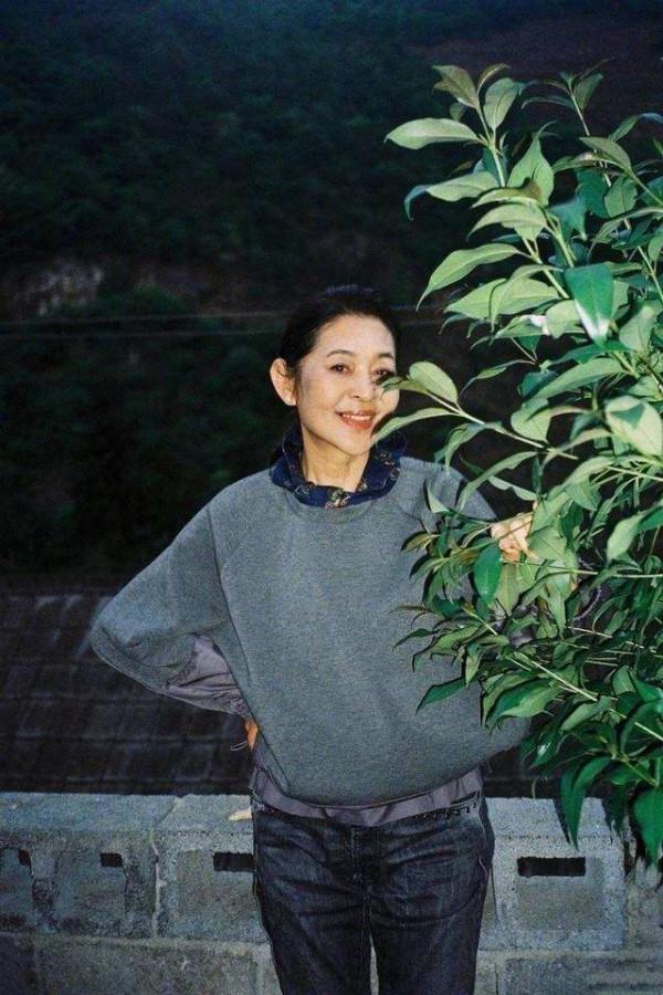 倪萍引領一波“奶奶時尚”，穿衛衣內搭花襯衫時髦減齡，值得借鑑