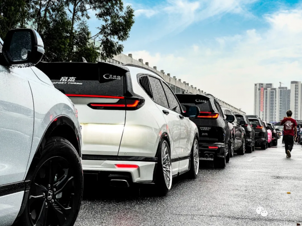 再加10萬塊本田皓影也很帥，自己開模做套件玩姿態