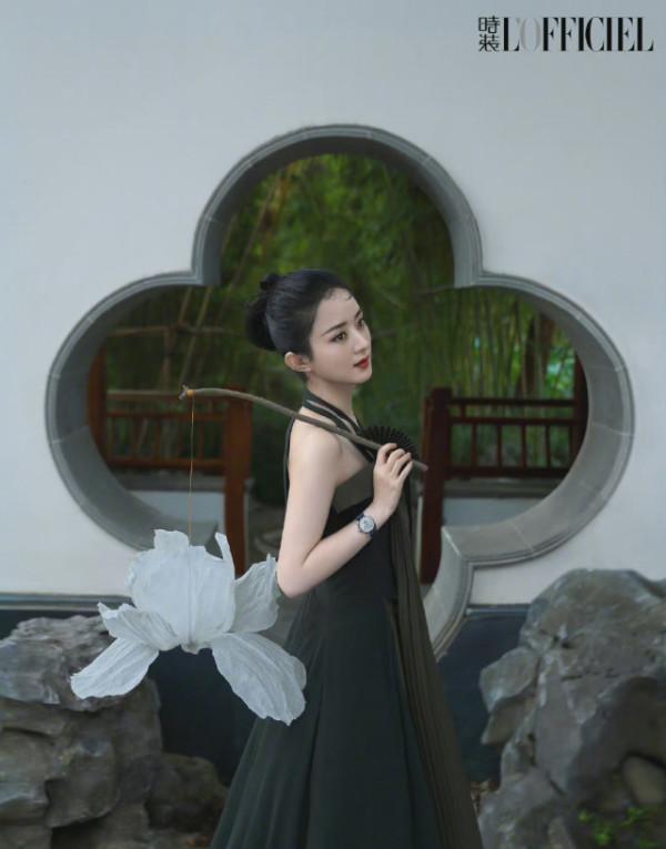 趙麗穎古風大片美回巔峰！長裙搭斗篷比女俠颯氣，絕美容顏太搶鏡