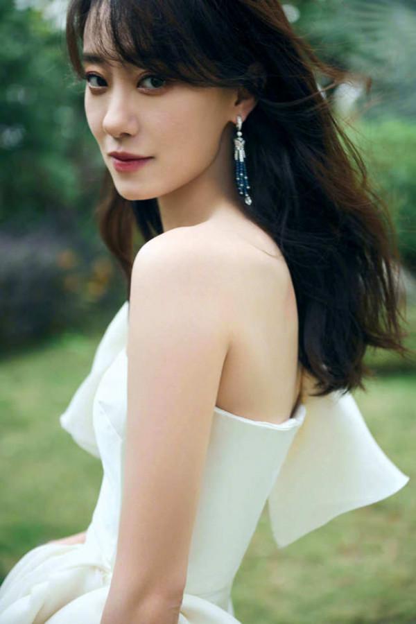 張小斐成今年大贏家！拿下影后底氣十足，連換三套造型徹底大開掛