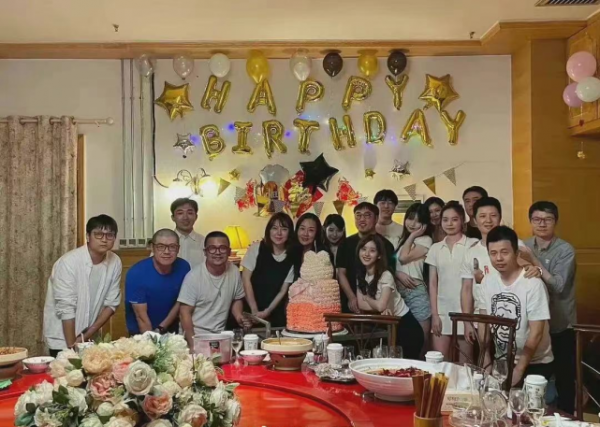 劉強東真會養妻!章澤天穿黑白裝依舊美成焦點,甜美笑容美過巔峰 劉強東真會養妻!章澤天穿黑白裝依舊美成焦點,甜美笑容美過巔峰