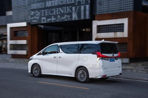 地球上原廠身價最高的MPV是什麼樣子的？| CAR REVIEWS