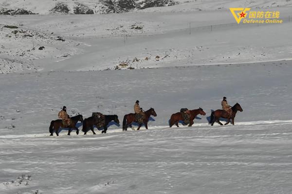 軍馬馱運 年貨送到邊防哨所