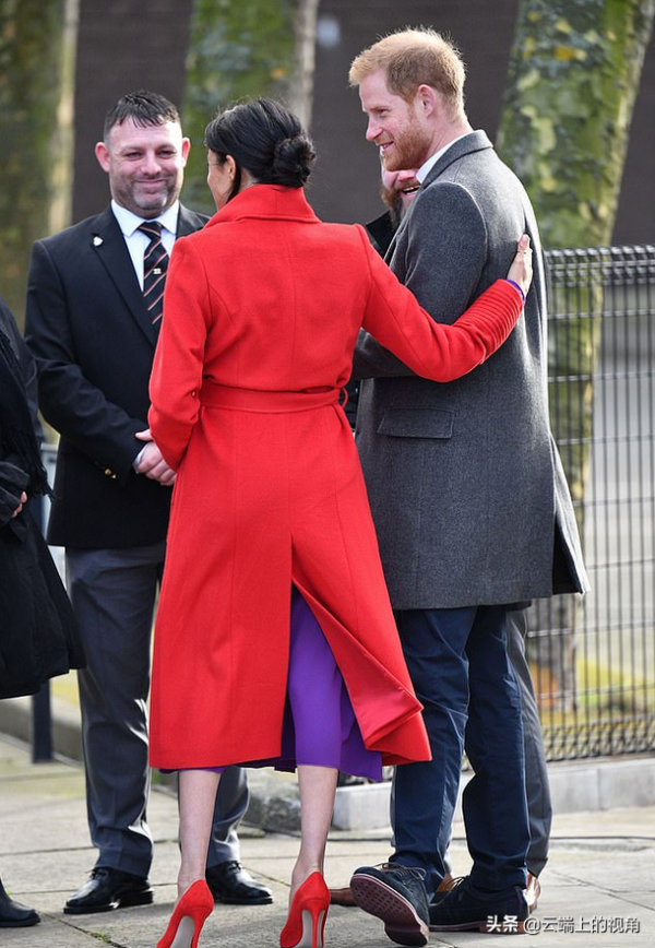 梅根為何總牽著哈里的手？他們的小動作逃不過專家的火眼金睛