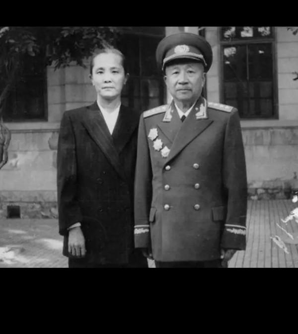新中國成立後，十大大將的夫人擔任何職？誰的職位最高？