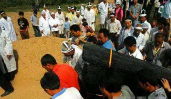 1996年,山東少女為養家三度賣血,死後三個哥哥為她披麻戴孝 1996年,山東少女為養家三度賣血,死後三個哥哥為她披麻戴孝