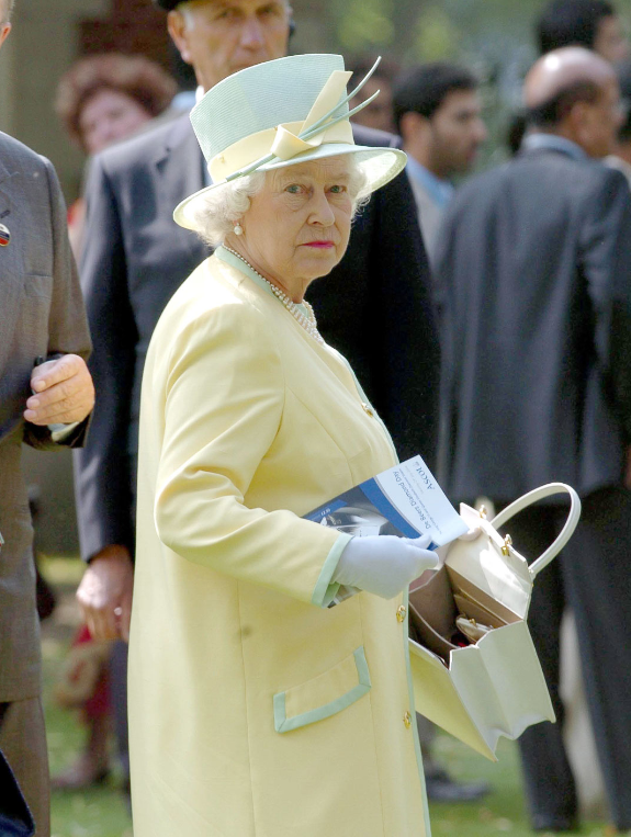 93歲女王冬天也光腿，比小21歲的卡米拉優雅，現今卻不得不用柺杖