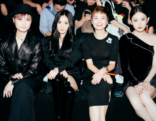 當80後美人遇到90後美人，真是一代不如一代，顏值差距一目瞭然