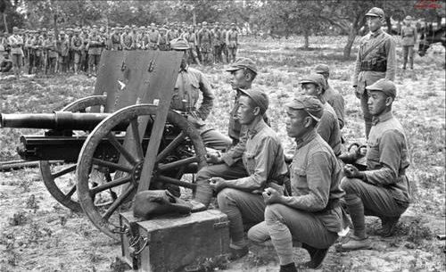 得知被圍的鬼子要自焚，楊成武果斷下令：快衝進去，再晚搶不到了