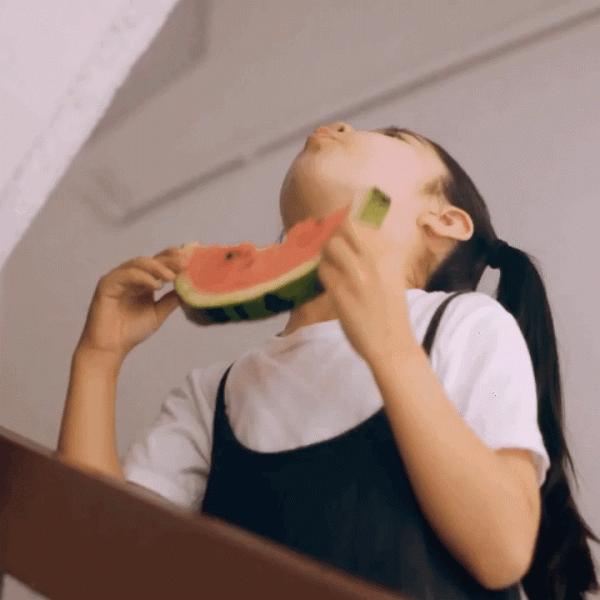 還記得《放開我北鼻》裡的小蔥花嗎？她現在長這樣