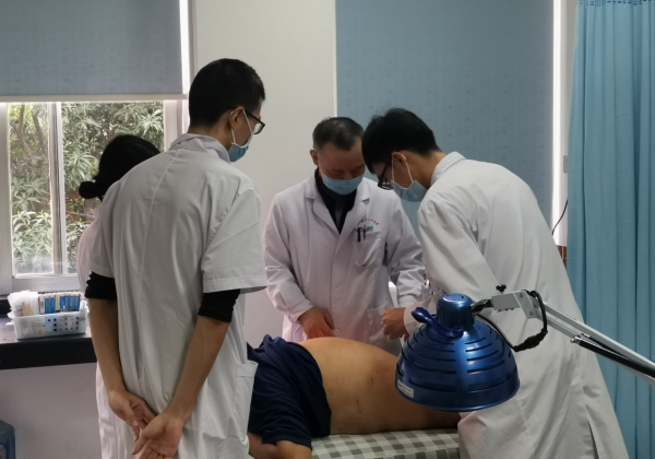 打個噴嚏，竟腰痛直不起身子，怎麼破？微刺血1次搞掂