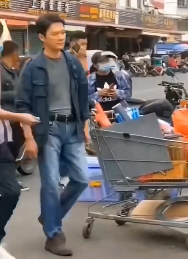 Baby菜市場拍戲被偶遇！光腿抱個大熱水袋，顏值太高被路人盯著看