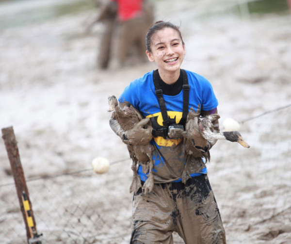 55歲李若彤戶外抓鴨子,揮臂追逐大笑超興奮,引發數十名村民圍觀 55歲李若彤戶外抓鴨子,揮臂追逐大笑超興奮,引發數十名村民圍觀