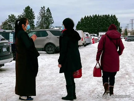 王祖賢現身寺院禮佛，雙手合十虔誠謙恭，54歲真實狀態曝光