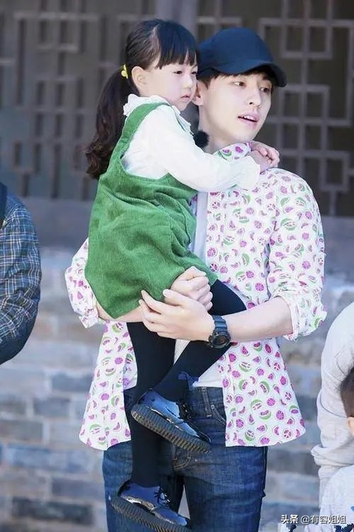 男明星溫柔抱娃,是不是你夢想中老公的樣子 男明星溫柔抱娃,是不是你夢想中老公的樣子