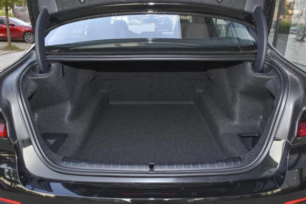 德系豪華C級車，標配2.0T+8AT，入門版都是後驅，寶馬5系香不香？