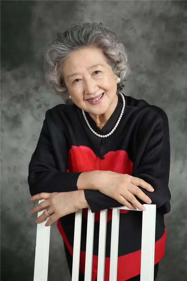 76歲趙淑珍的造型告訴我們，紅色穿搭富態有魅力，白髮燙卷顯年輕