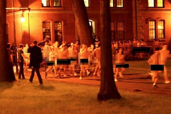哈佛大學學生集體“裸奔”?名校限制級文化除了哈佛還有耶魯 哈佛大學學生集體“裸奔”?名校限制級文化除了哈佛還有耶魯