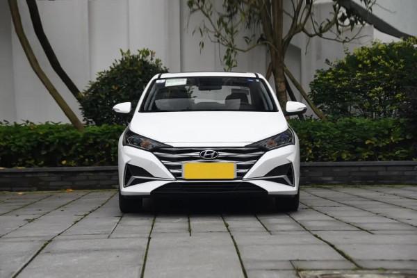 體驗現代悅納頂配車型，油耗4&period;9L，不足10萬還帶感應後備廂