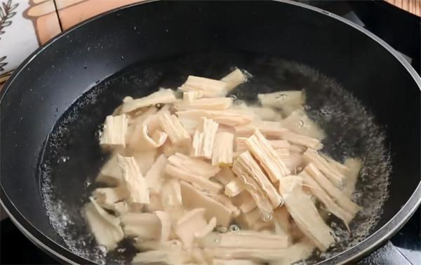 涼拌腐竹,很多人第一步就做錯了,2個小技巧,香辣爽口,特好吃 涼拌腐竹,很多人第一步就做錯了,2個小技巧,香辣爽口,特好吃