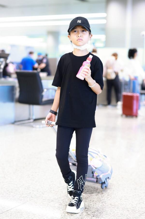 李小璐甜馨母女現身機場，女兒顏值趕超媽媽，對鏡頭扮鬼臉賣萌
