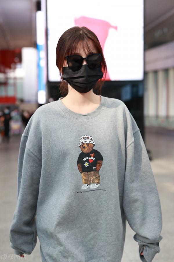 虞書欣穿灰色小熊衛衣搭配黑色牛仔褲，戴墨鏡休閒可愛