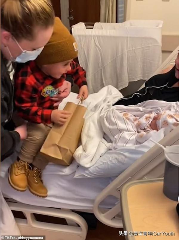 TikTok感人時刻：蹣跚學步的男孩第一次看到自己剛出生的弟弟