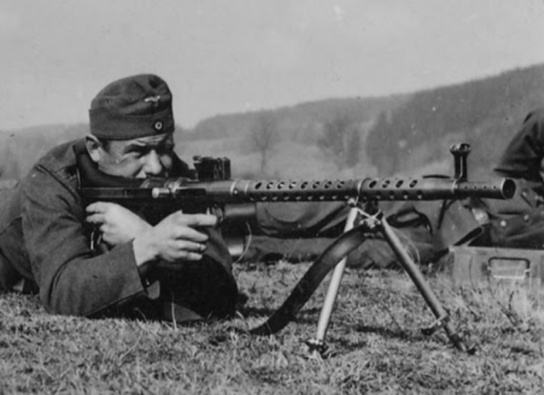 英法不讓德國擁有重機槍?德國人靈機一動,造出更恐怖的通用機槍 英法不讓德國擁有重機槍?德國人靈機一動,造出更恐怖的通用機槍