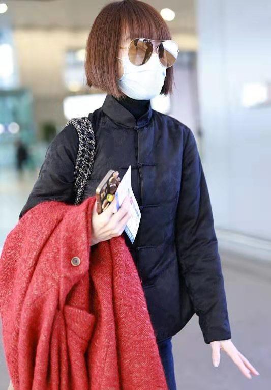 魯豫真不能再瘦了,穿棉服依舊像紙片,罕見穿唐裝一點不富態 魯豫真不能再瘦了,穿棉服依舊像紙片,罕見穿唐裝一點不富態