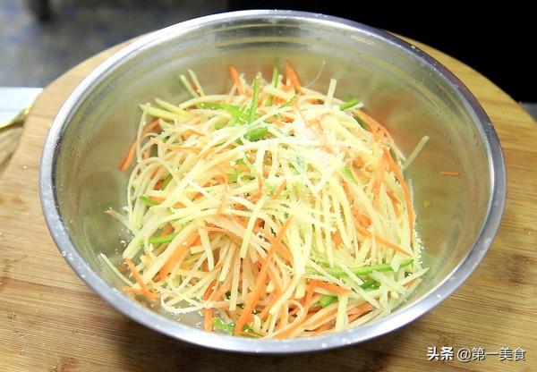 土豆不燉不炒不油炸，3分鐘秘製新吃法，香酥柔軟，做一盤不夠吃