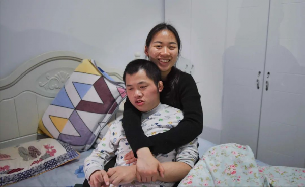 95後女孩照顧腦癱弟弟20年，晚上抱著睡，不敢找物件，怕拖累別人