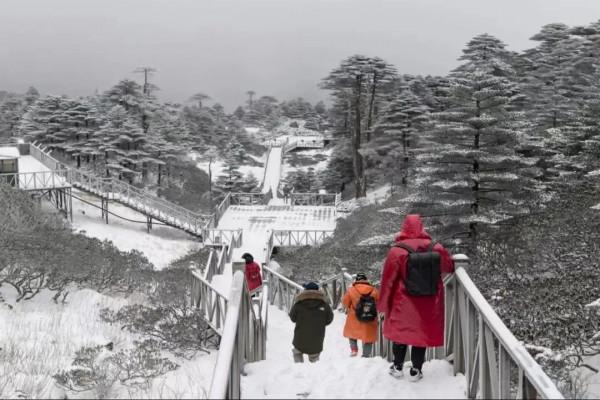 一夜之間 大理蒼山白雪茫茫