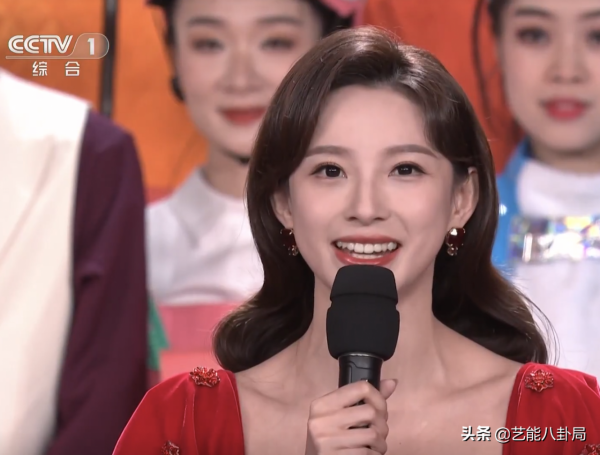 春晚新年戰袍秀：張小斐大衣10分鐘售罄，新主持馬凡舒旗袍美出圈