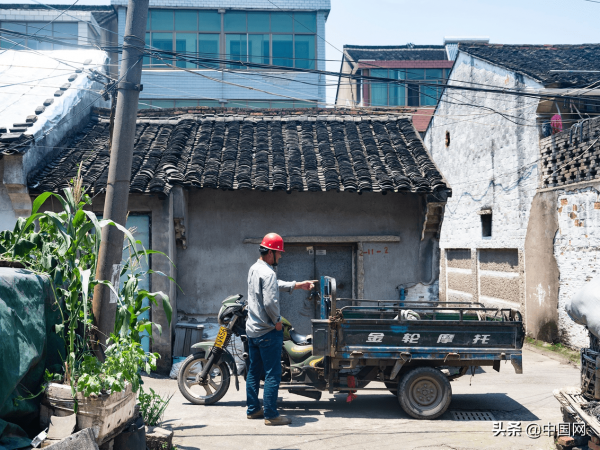 陋室裡的畫家:49歲大叔白天收廢品晚上畫畫 陋室裡的畫家:49歲大叔白天收廢品晚上畫畫