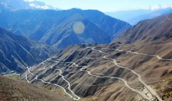 數百輛豪車停在川藏公路上,價值萬元卻無人拖走,當地人:不敢撿 數百輛豪車停在川藏公路上,價值萬元卻無人拖走,當地人:不敢撿