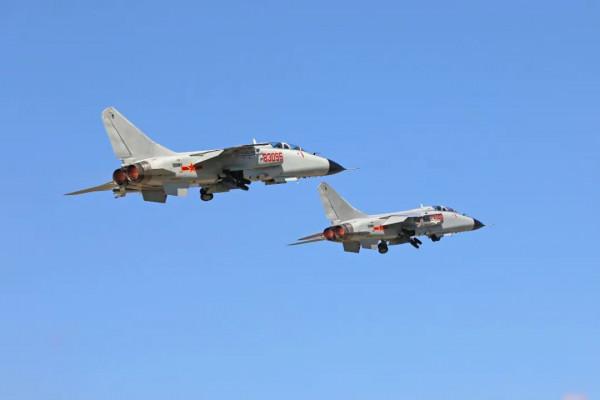 雲海之間,雙機編隊空空導彈雷霆出擊! 雲海之間,雙機編隊空空導彈雷霆出擊!