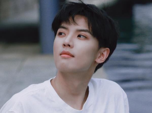 十八歲公開，二十歲訂婚，二十二歲結婚，周峻緯會是下個任嘉倫嗎