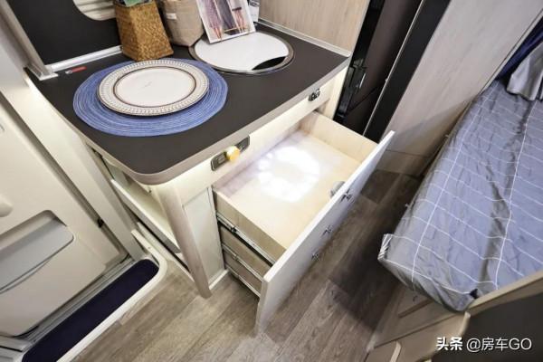 適合4-6人旅行的高配房車,標配820Ah電池+柴暖,可以四季出行 適合4-6人旅行的高配房車,標配820Ah電池+柴暖,可以四季出行