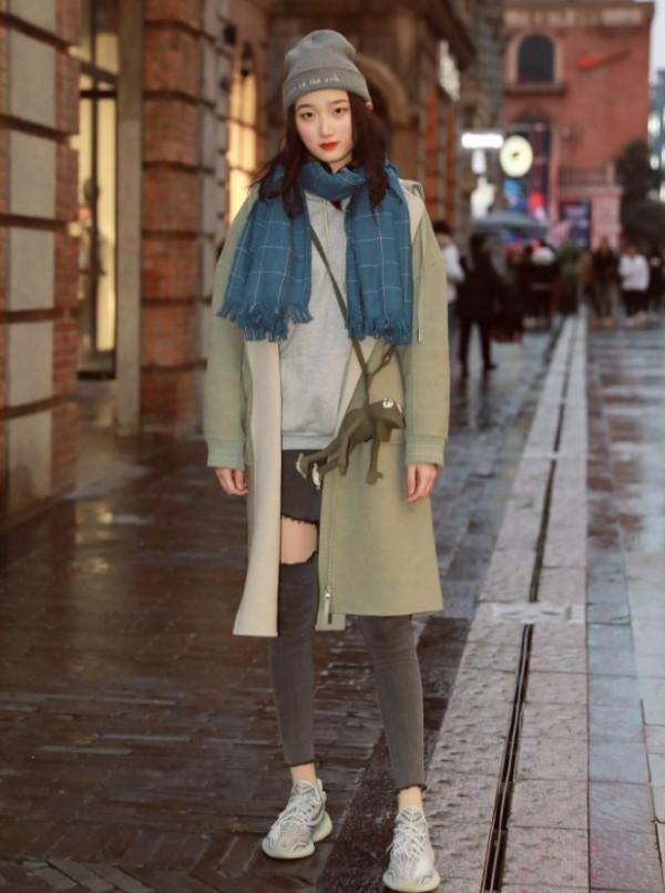 入冬後火了一種新搭配：叫“上身貴婦+下身村姑”，明星也這麼穿